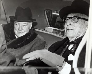 Winston_Churchill_and_Bernard_Baruch_talk_in_car_in_front_of_Baruchs_home_14_April_19
